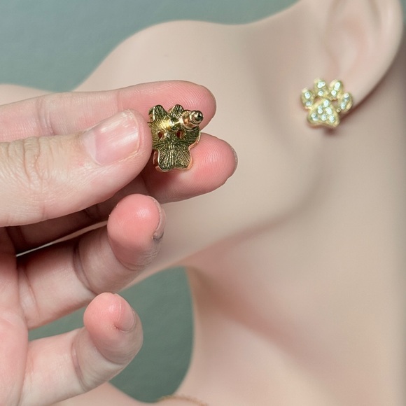 ⚜️ Gold Paw Print Earrings with Crystals - Picture 7 of 8